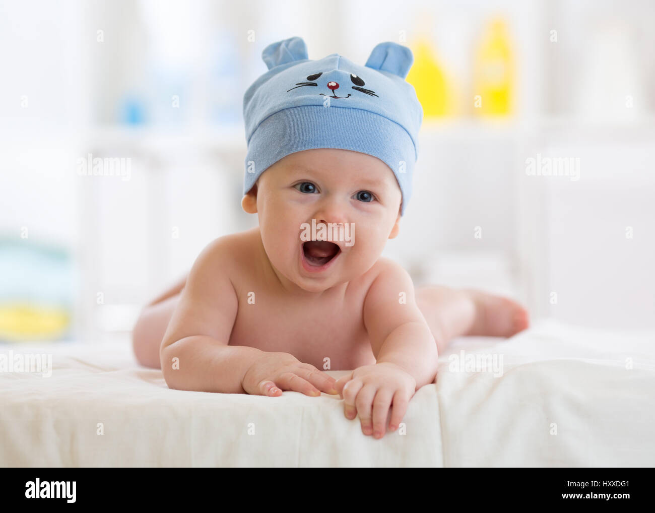 Porträt eines niedlichen 3 Monate Baby liegend auf einer Decke Stockfoto