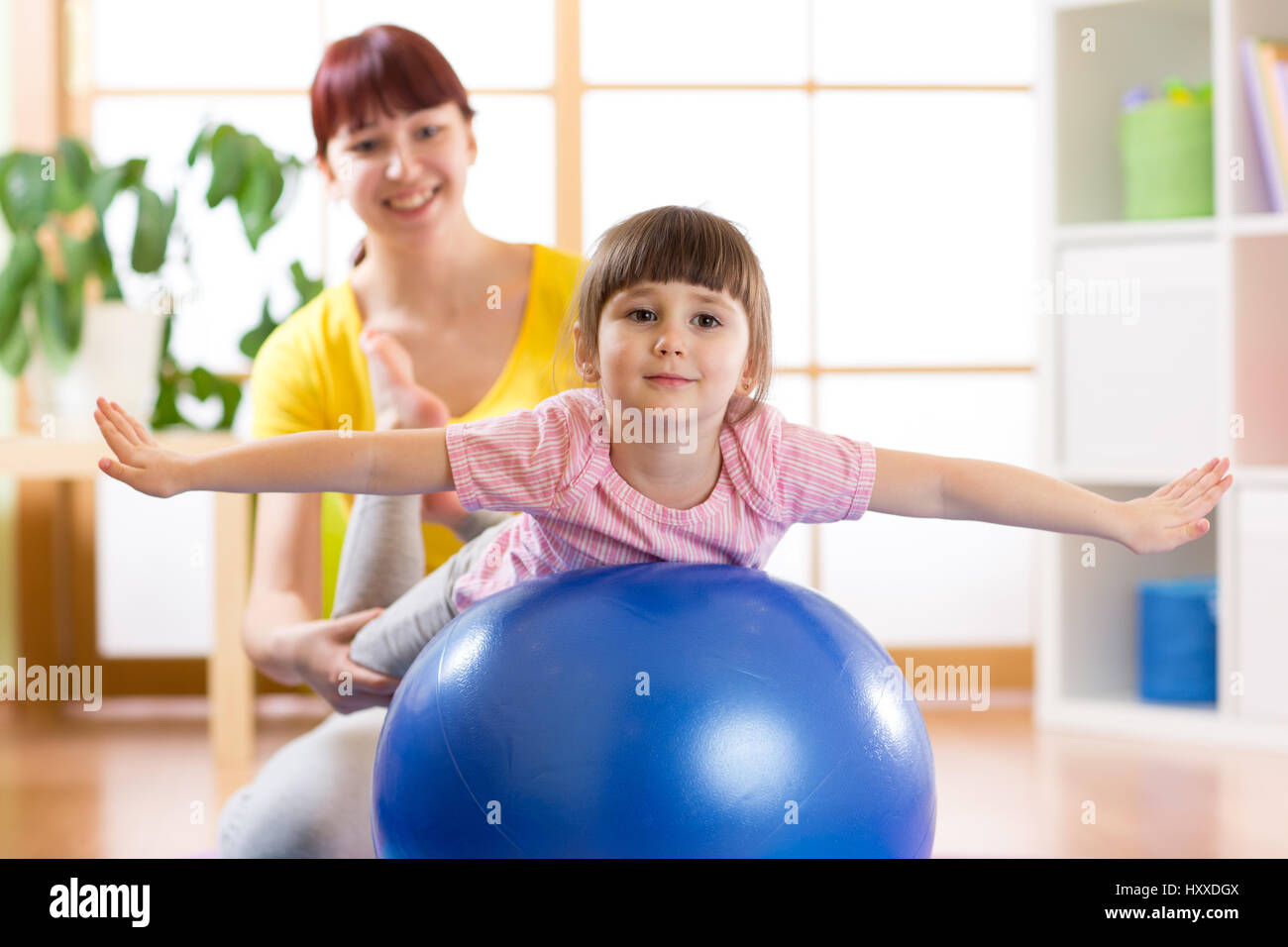 Kind und Mutter mit Fitness-ball Stockfoto