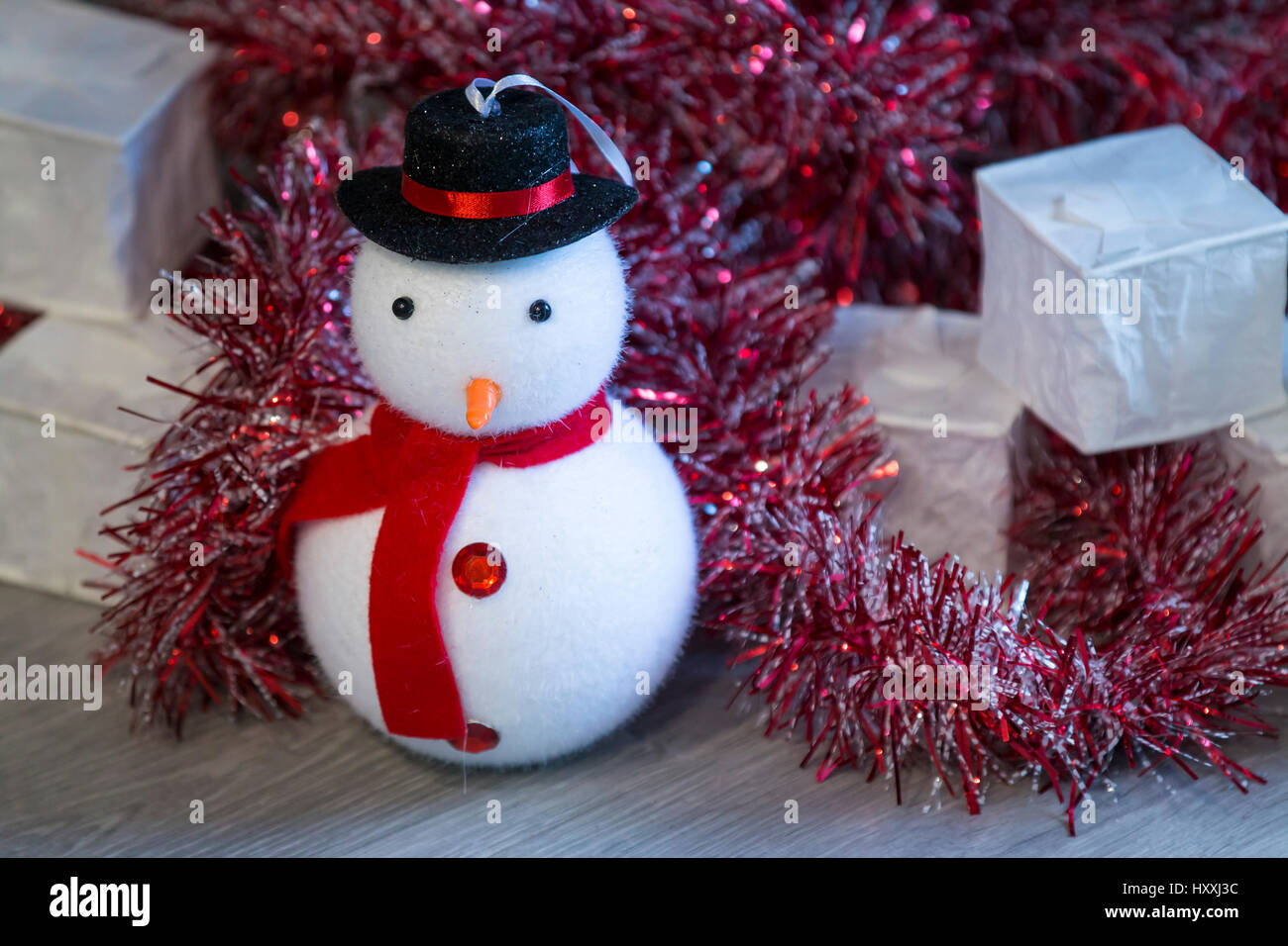 Kleine dekorative Schneemann Weihnachts-Dekorationen auf Holzuntergrund Stockfoto