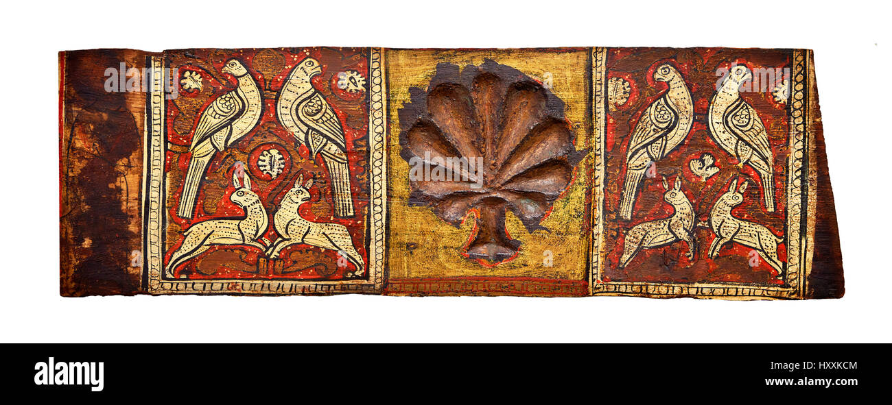 Gotische malte dekorative Beam Panels mit Tauben, Hasen und einem geschnitzten Syalise Baum, Tempera auf Holz. National Museum für katalanische Kunst (MNAC), Barcelona, Stockfoto
