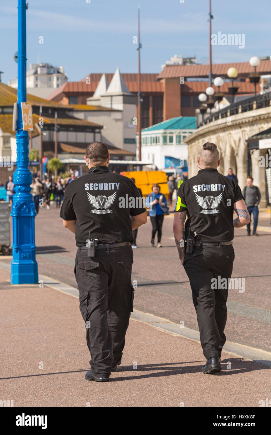Wachleute auf Patrouille in Bournemouth im März Stockfoto