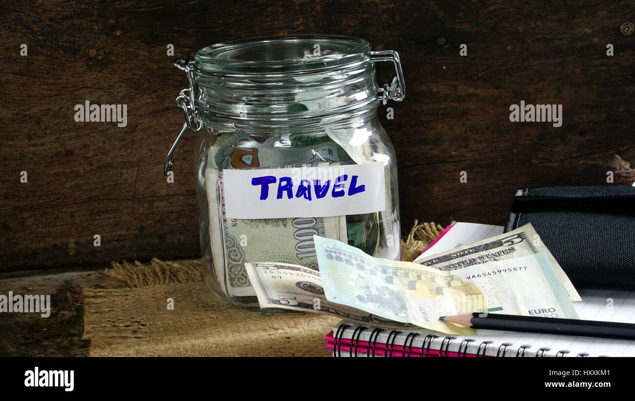 Geld sparen für die Reise auf dem Holz Schreibtisch und Natur Hintergrund mit weißen notebook Stockfoto