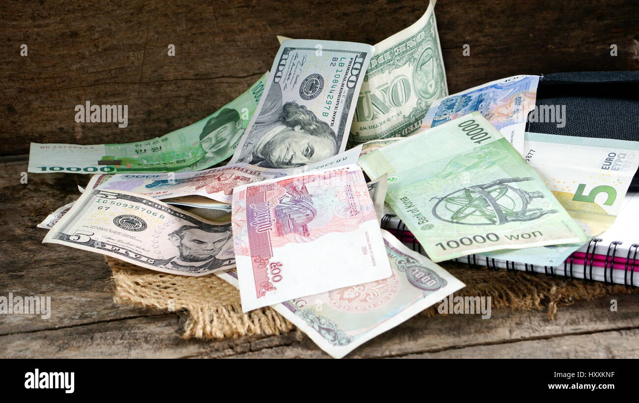 US-Dollar, Koreanischer Won, Euro-Scheine und einige Geldscheine und Banknoten. Währung Devisen. Geschäfts- und Finanz- oder Geld für Anleger Stockfoto