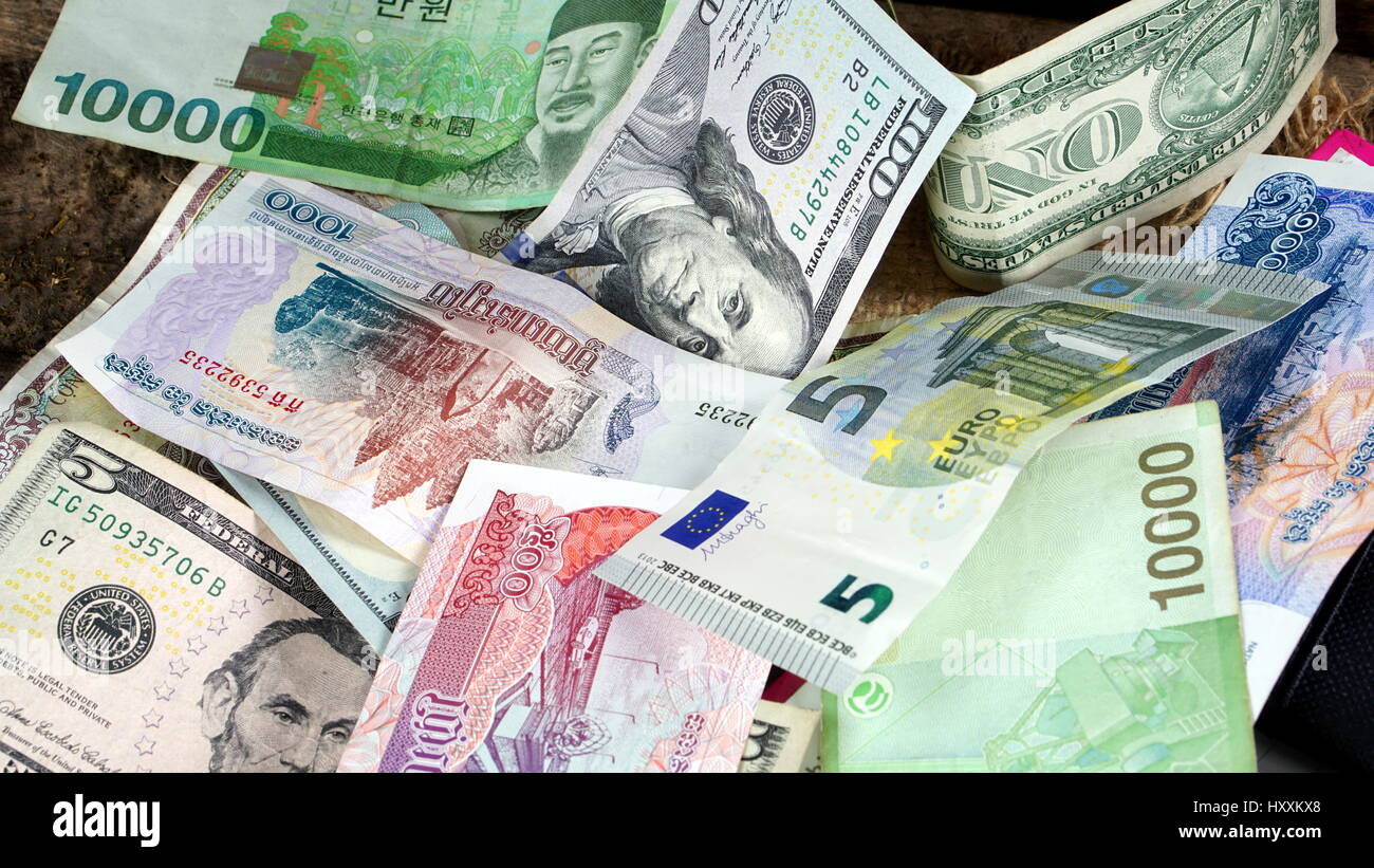 US-Dollar, Koreanischer Won, Euro-Scheine und einige Geldscheine und Banknoten. Währung Devisen. Geschäfts- und Finanz- oder Geld für Anleger Stockfoto