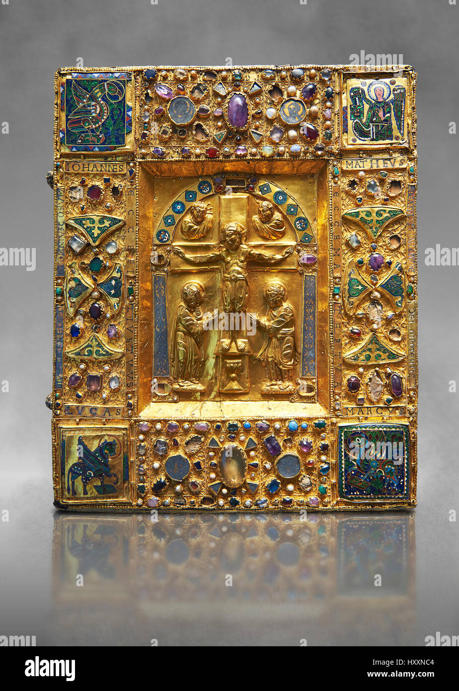 Mittelalterliche Handschrift vergoldete Deckel Darstellung der Kreuzigung. 11. Jahrhundert aus der Schatzkammer der Kathedrale von Maastricht. Museum Louvre Paris Stockfoto