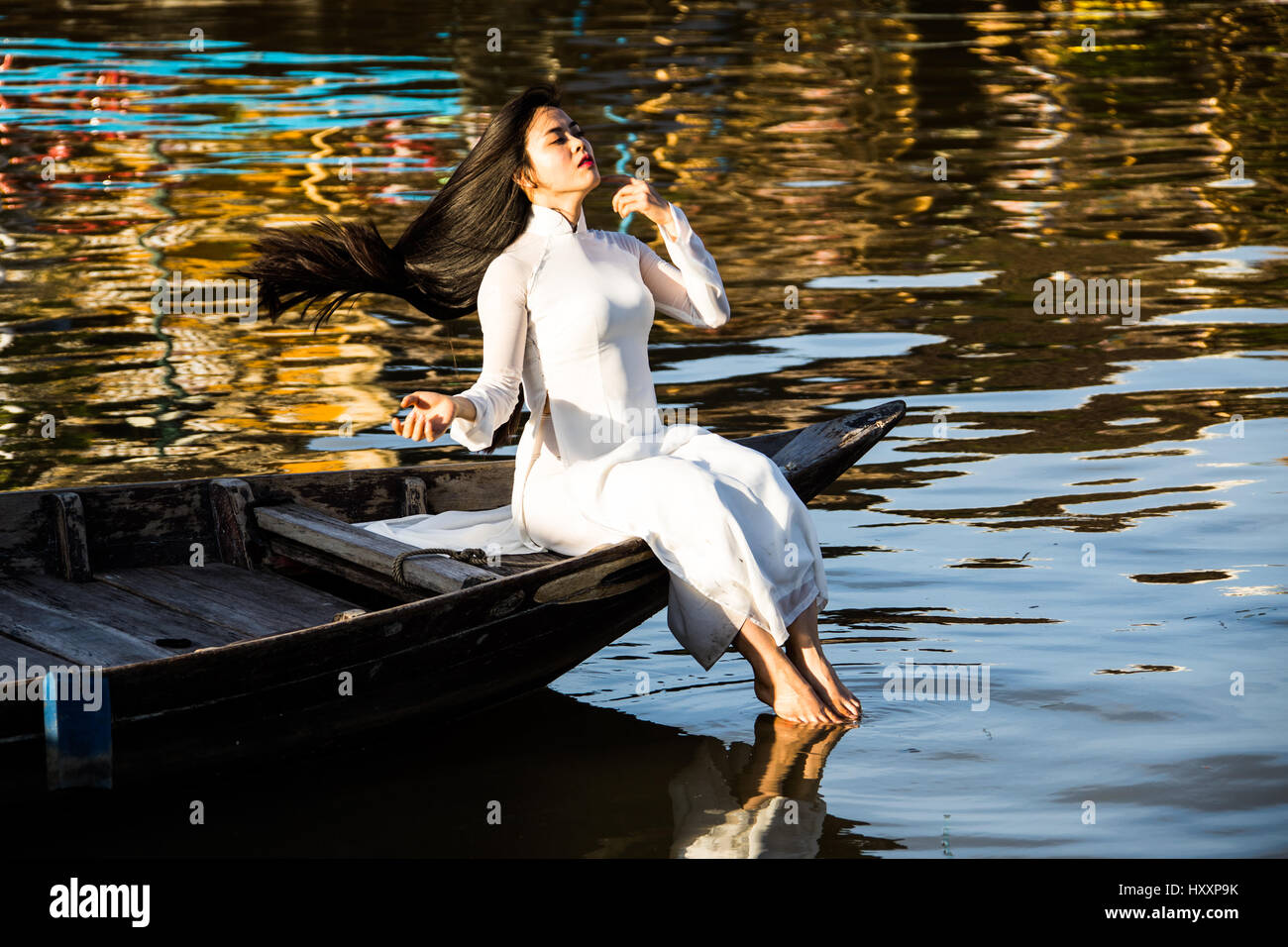 Schöne Vietnamesin auf ein Ruderboot in Hoi an, Vietnam Stockfoto