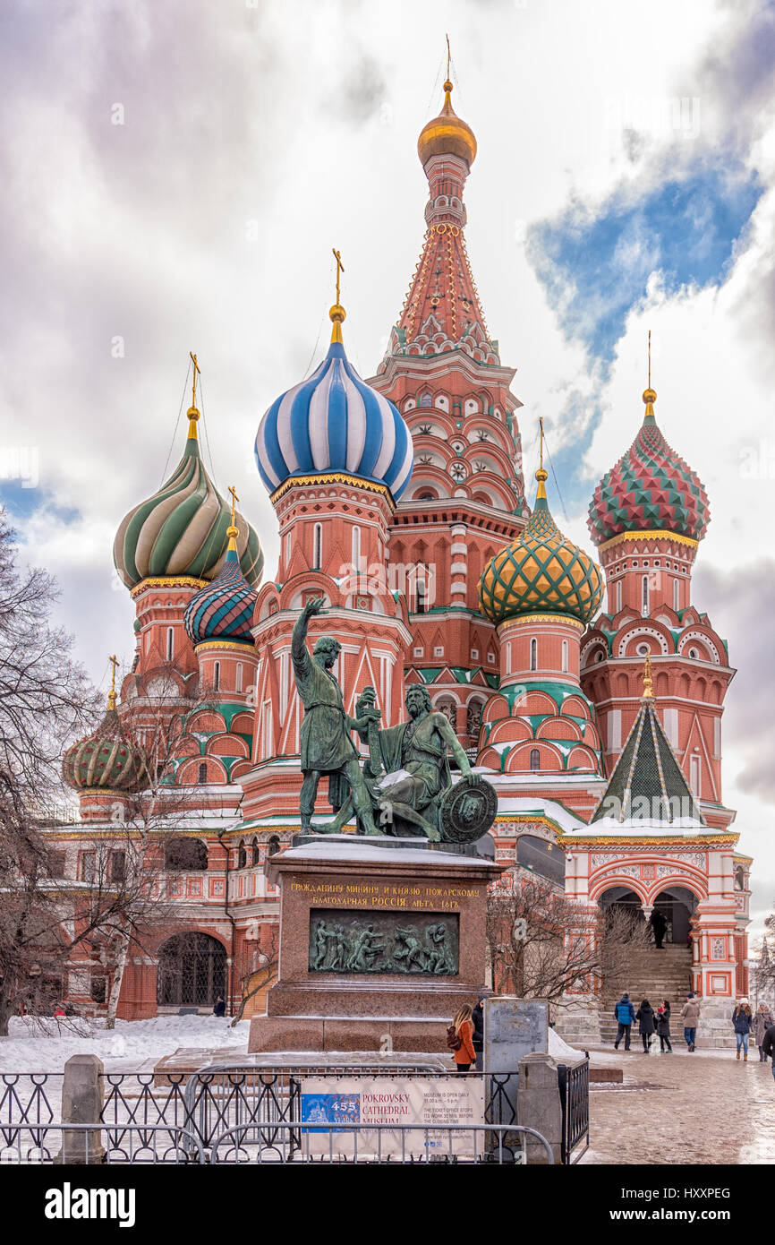 Roten Platz In Moskau Russland Mit Urlaubsmarkt Und Traditionellen Sehenswurdigkeiten Stockfotografie Alamy