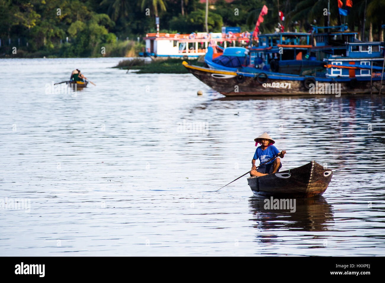 Ruderboot auf dem Fluß in Hoi an, Vietnam Stockfoto