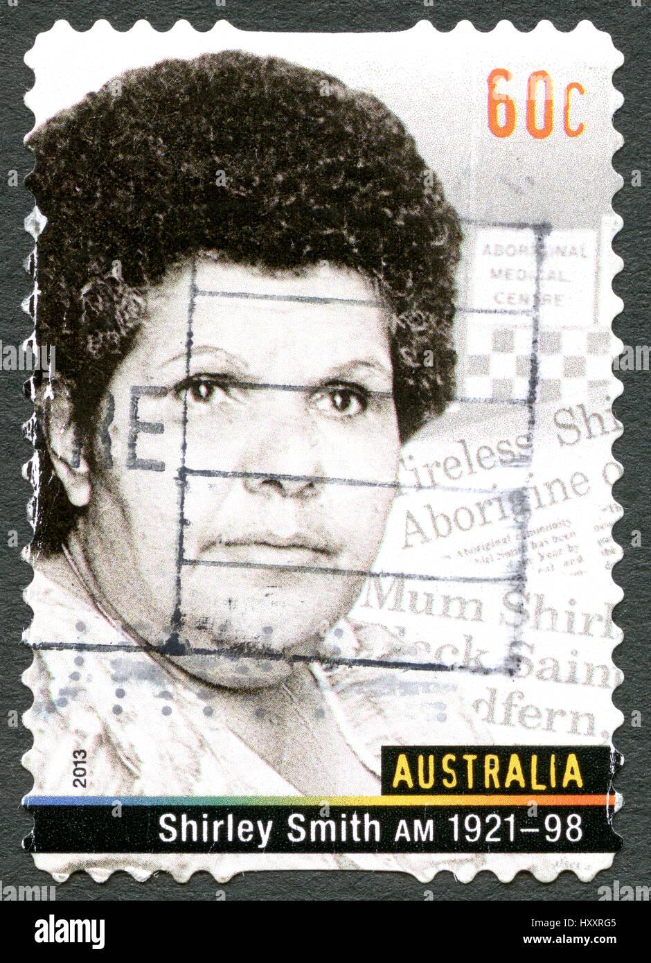 Australien - ca. 2013: Eine gebrauchte Briefmarke aus Australien, zeigt ein Porträt von Shirley Smith, auch bekannt als Mama Shirl, Sozialreformer und Brummen Stockfoto
