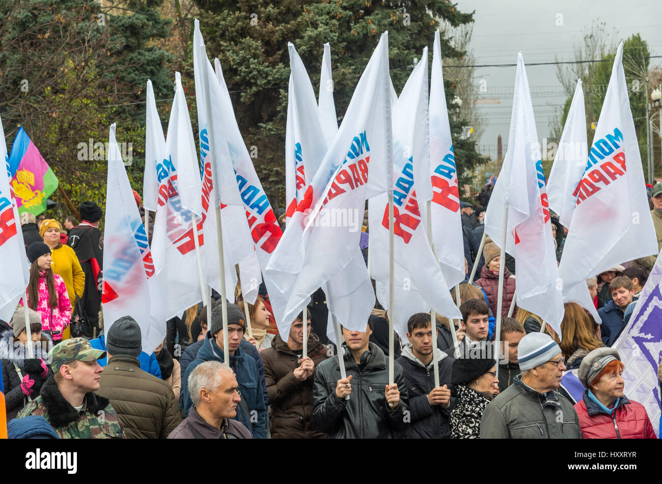 Volgograd, Russland - November 04.2016. Junge Garde Fahnen - Jugendorganisation auf Tag der Nationaleinheit Stockfoto