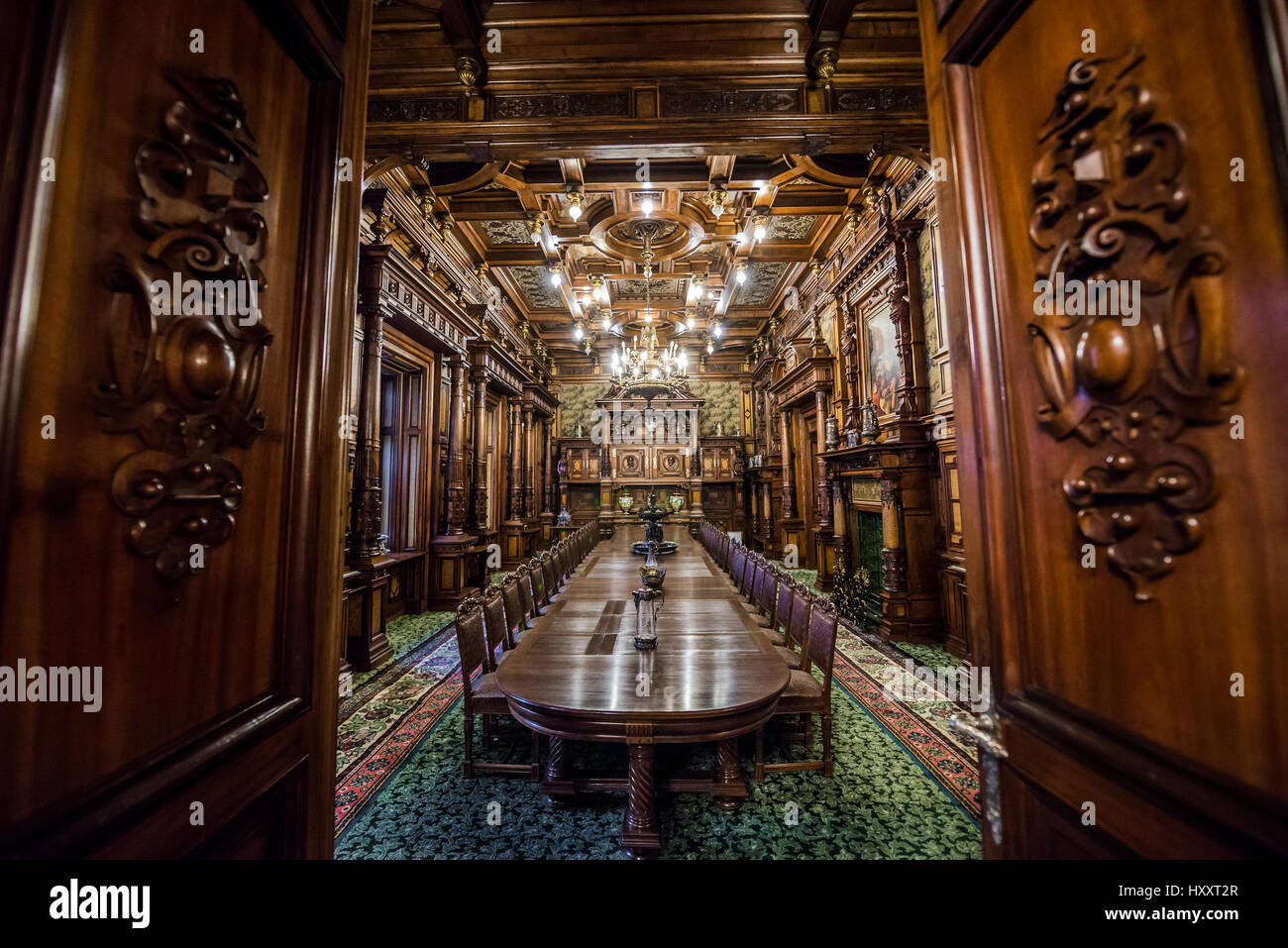 Esszimmer von Peles Schloss, ehemalige königliche Burg, erbaut zwischen 1873 und 1914, befindet sich in der Nähe von Sinaia Stadt in Rumänien Stockfoto