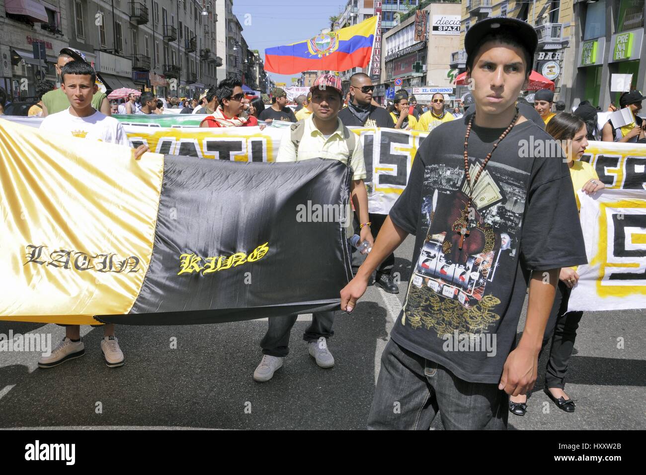 Mailand (Italien), Mitglieder der Gruppe lateinischen Könige nehmen an einer Demonstration für die Rechte der Einwanderer Stockfoto