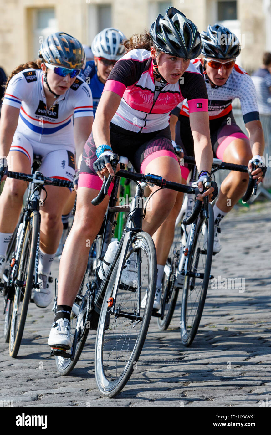 Konkurrenten werden im Bad des Royal Crescent dargestellt, wie sie in der letzten Runde des Rennens Damen Grand-Prix-Serie von Matrix Fitness Fahrrad teilnehmen Stockfoto