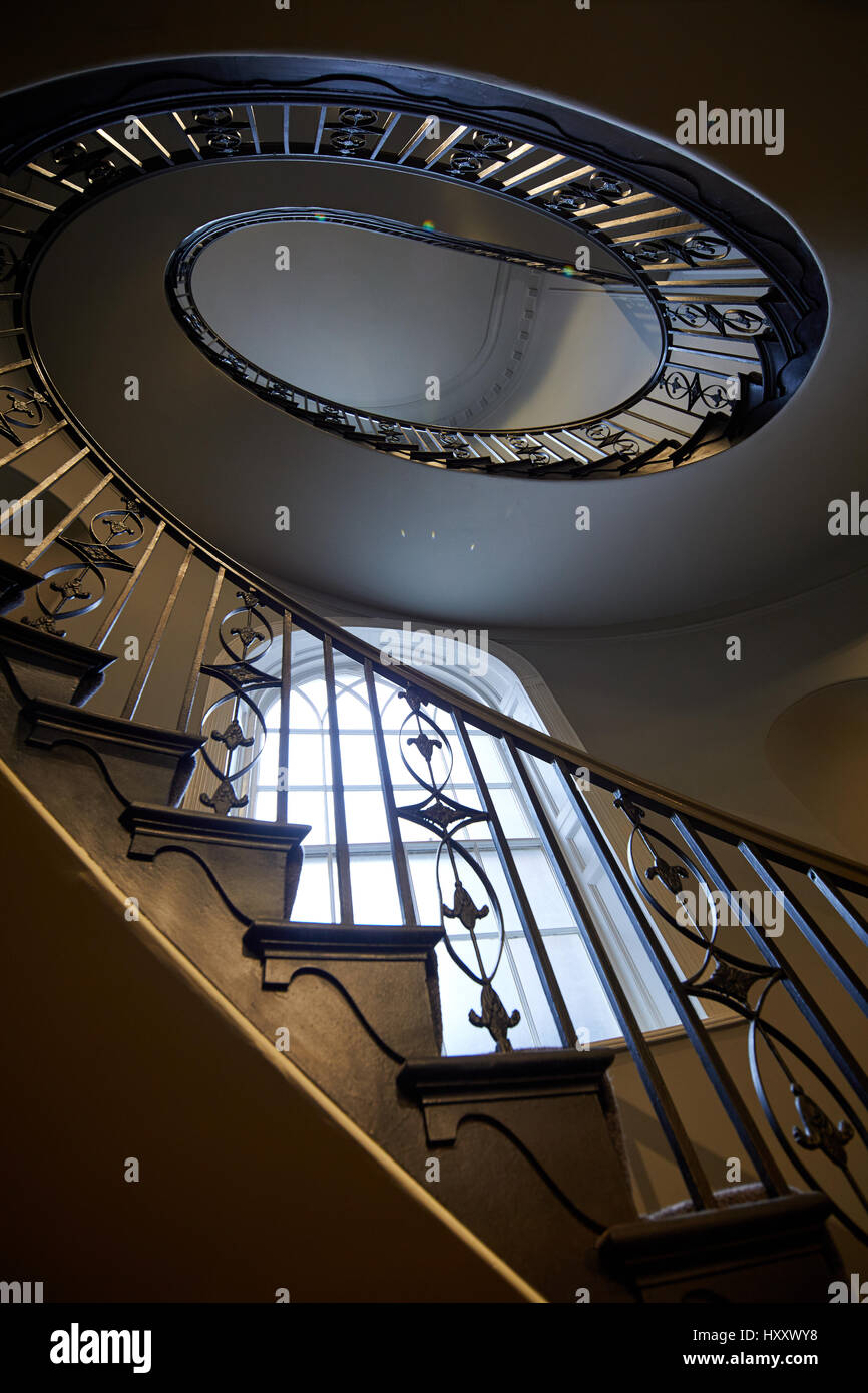 Spiralförmigen Treppe in ex-MMU-Verwaltungsgebäude in Didsbury, South Manchester, England, UK. Stockfoto