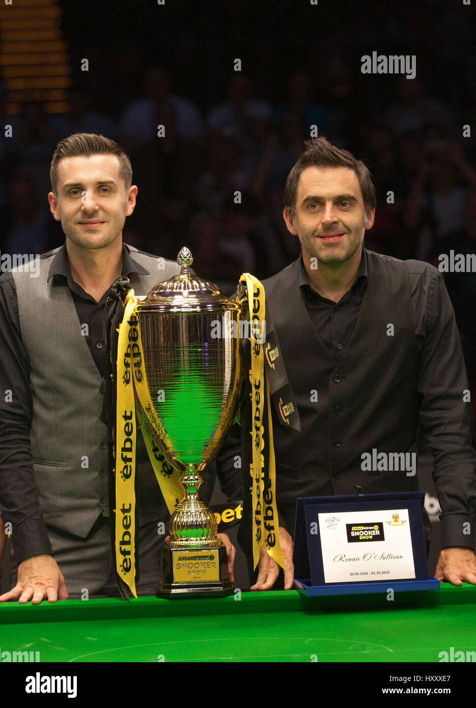 Plovdiv, Bulgarien - 1. Oktober: Ronnie O'Sullivan beteiligt sich an Snooker-Show The Eleven 30 Serie 2016 gegen Mark Selby in Kolodruma Sporthalle Stockfoto