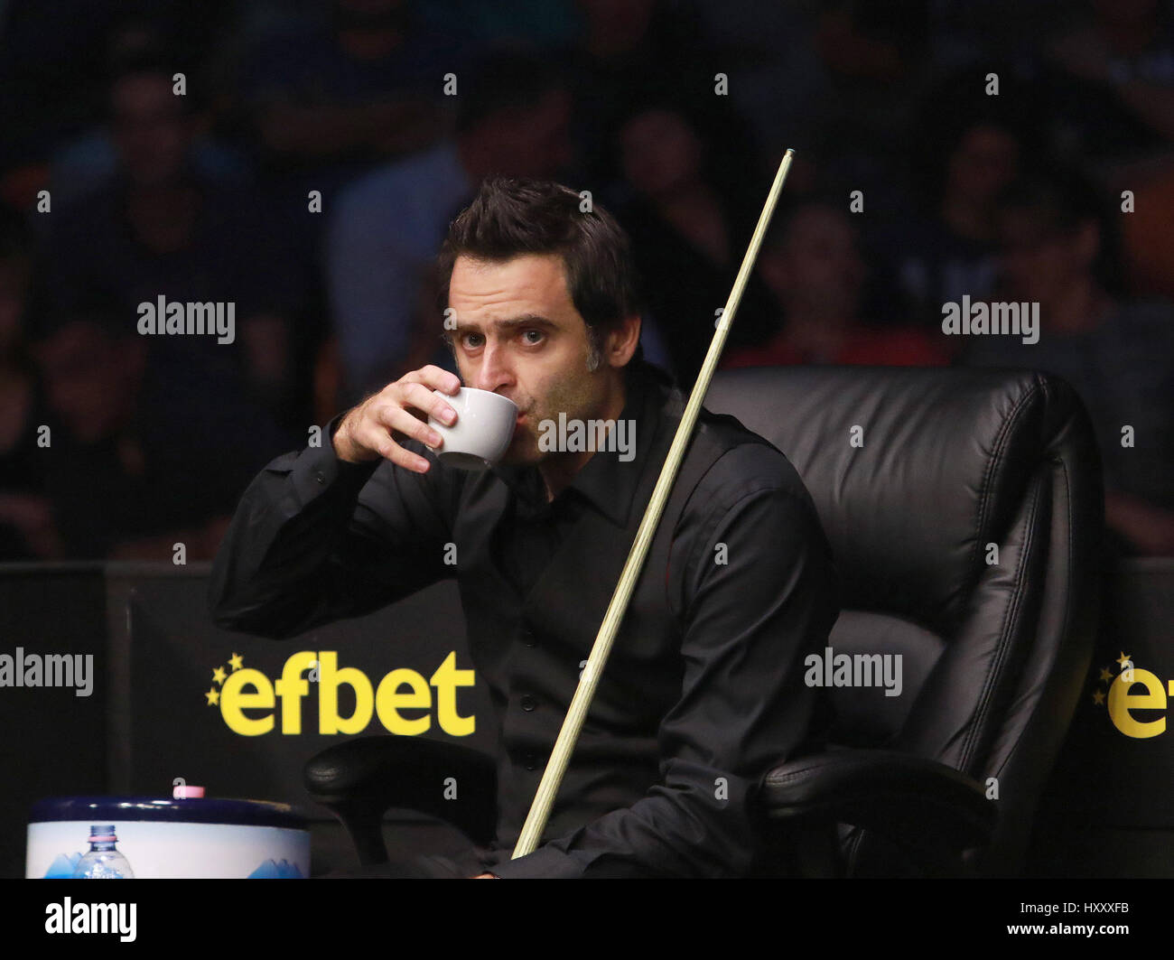 Plovdiv, Bulgarien - 1. Oktober: Ronnie O'Sullivan beteiligt sich an Snooker-Show The Eleven 30 Serie 2016 gegen Mark Selby in Kolodruma Sporthalle Stockfoto