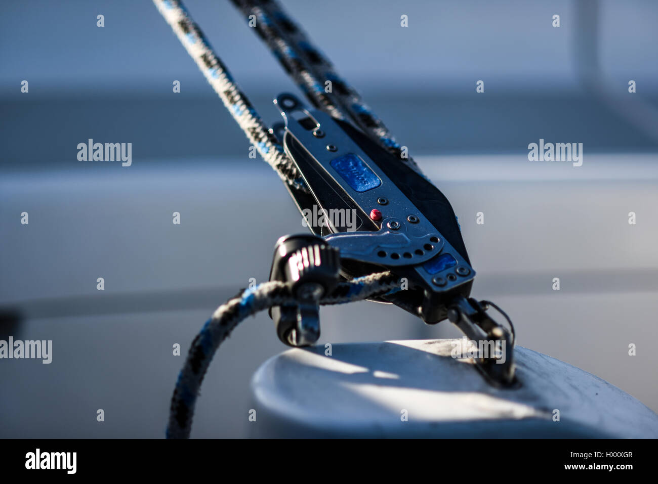 Segelyacht rigging-Ausrüstung: Großschot Traveller Block Closeup Stockfoto
