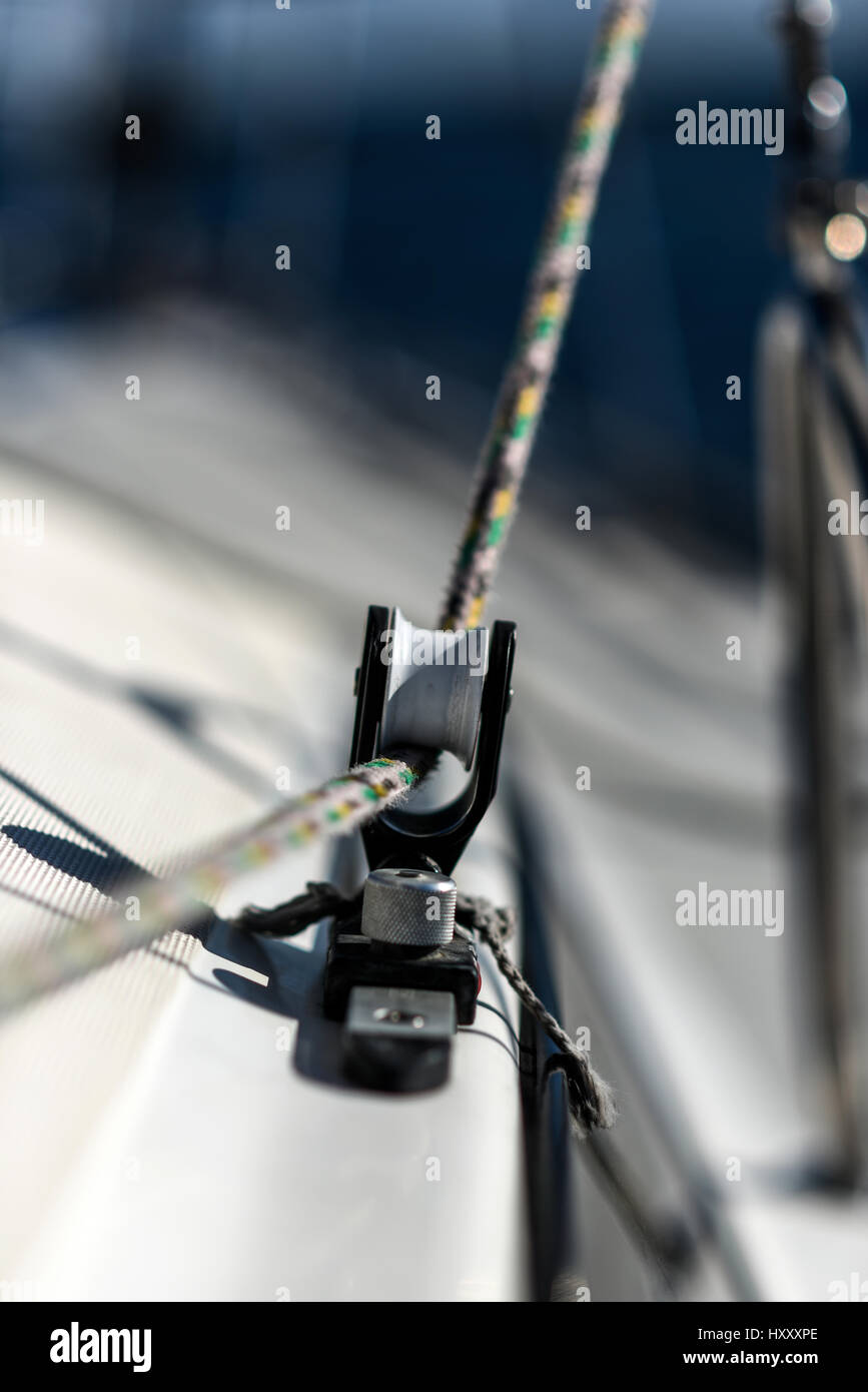 Segelyacht rigging-Ausrüstung: Großschot Traveller Block Closeup Stockfoto