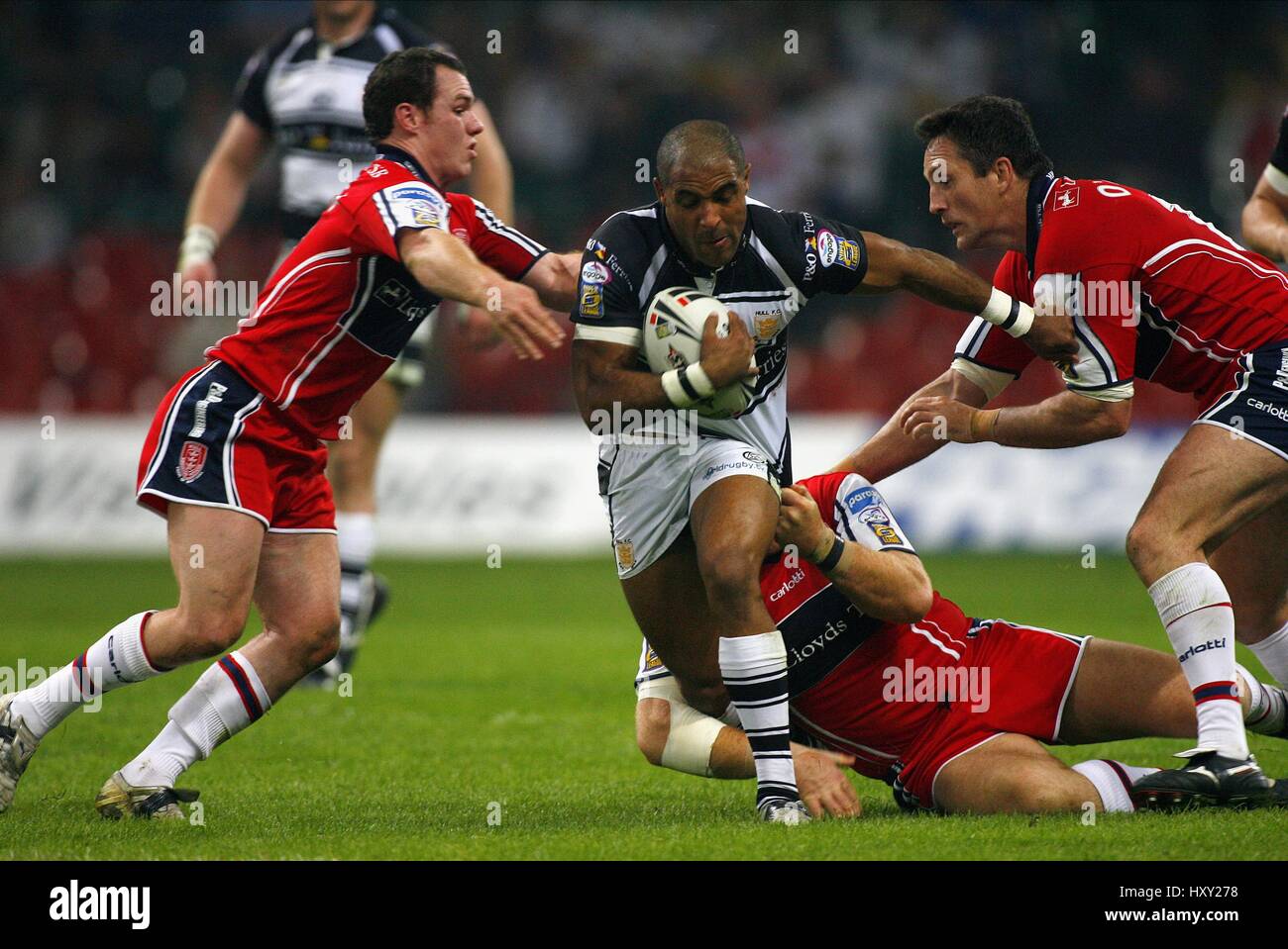 GARETH RAYNOR ist umgeben HULL FC V Rumpf KR MILLENIUM Stadion CARDIFF WALES 5. Mai 2007 Stockfoto