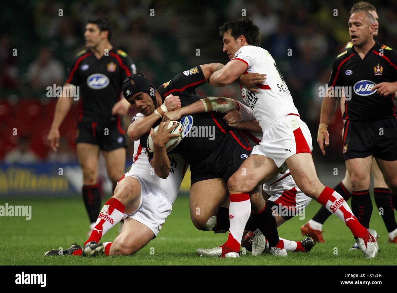 IAFETA PALEAAESINA SCULTHORPE ST. HELENS V WIGAN WARRIORS MILLENIUM Stadion CARDIFF WALES 5. Mai 2007 Stockfoto