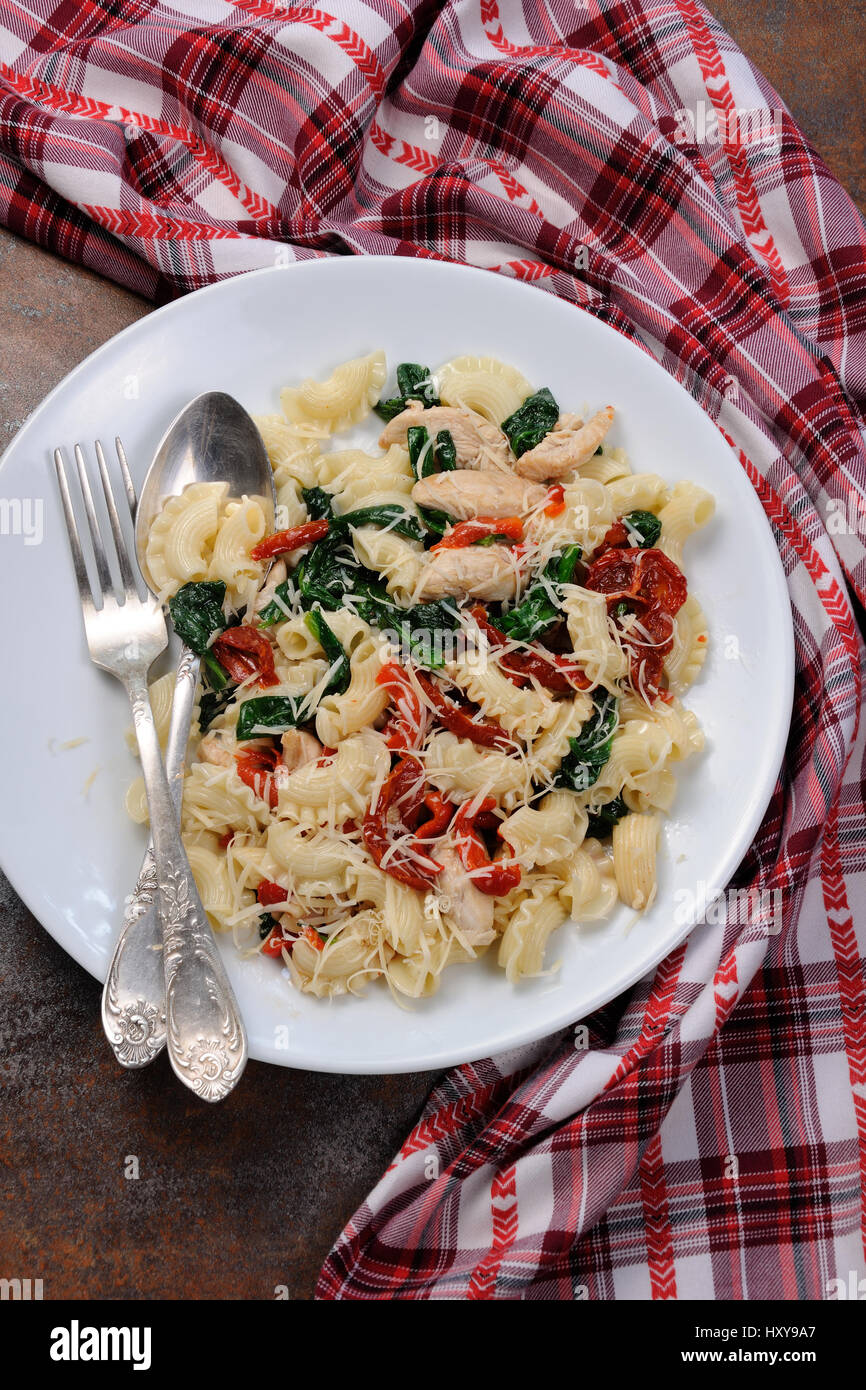 Warmer Salat Nudeln mit Huhn, Sonne getrocknet, Tomaten, Spinat ...