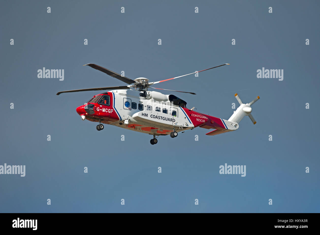 Inverness basierte Sikorsky S-92A Küstenwache SAR-Hubschrauber, ausgehend von seiner Heimatbasis auf einer Mission. Stockfoto