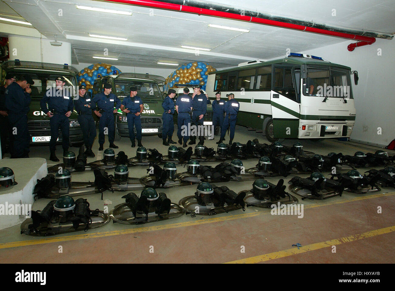 PORTUGIESISCHE Polizei Tschechien V Lettland STADTSTADION AVEIRO PORTUGAL 15. Juni 2004 Stockfoto