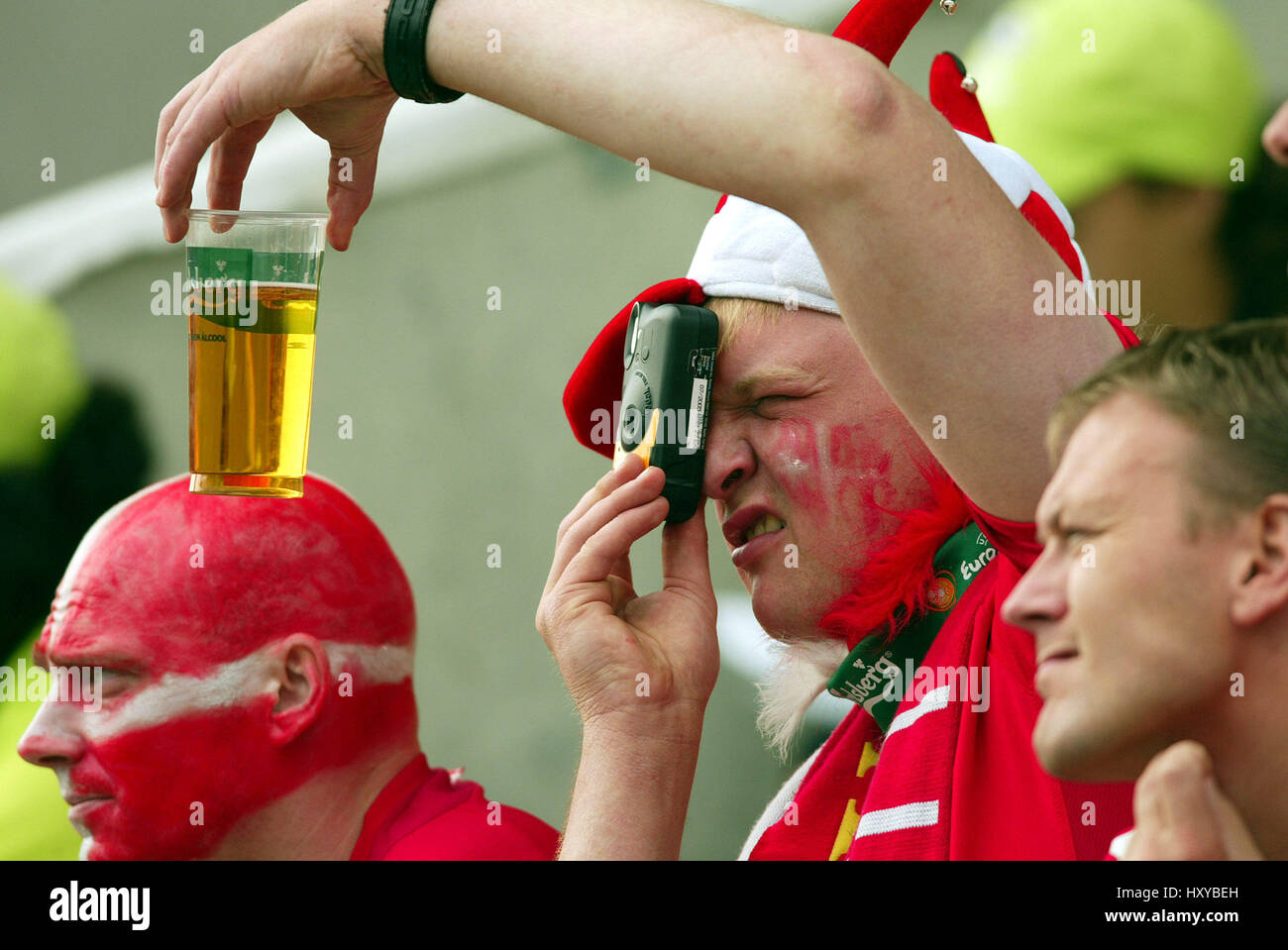 DÄNISCHEN Fußball FANS Bulgarien V Dänemark STADTSTADION BRAGA PORTUGAL 18. Juni 2004 Stockfoto