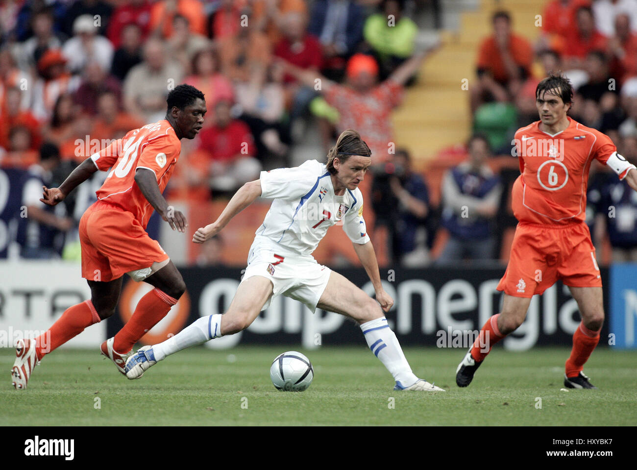 C SEEDORF V SMICER & P COCU HOLLAND V Tschechien STADTSTADION AVEIRO PORTUGAL 19. Juni 2004 Stockfoto