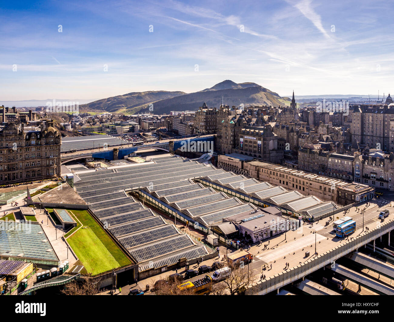 Edinburgh Waverley Station außen zeigt Waverley Bridge am westlich von Bahnhof und umfangreiche Glasdach über die Plattformen und Bahnhofshalle Stockfoto