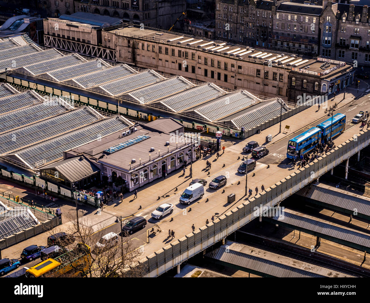 Luftaufnahme der Edinburgh Waverley Station mit seinem großen Glasdach und der Waverley Bridge an einem sonnigen Tag. Edinburgh. Stockfoto