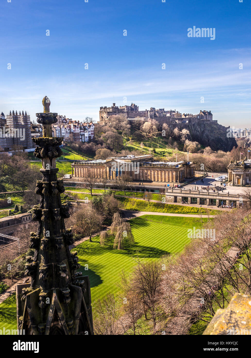 East Princes Street Gardens und Scottish National Gallery, mit schwärzenden Steinarbeiten am Scott Monument im Vordergrund. Edinburgh, Schottland, Großbritannien. Stockfoto