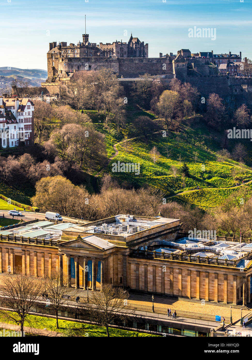 Scottish National Gallery mit Edinburgh Castle in der Ferne. Edinburgh, Schottland, Großbritannien. Stockfoto