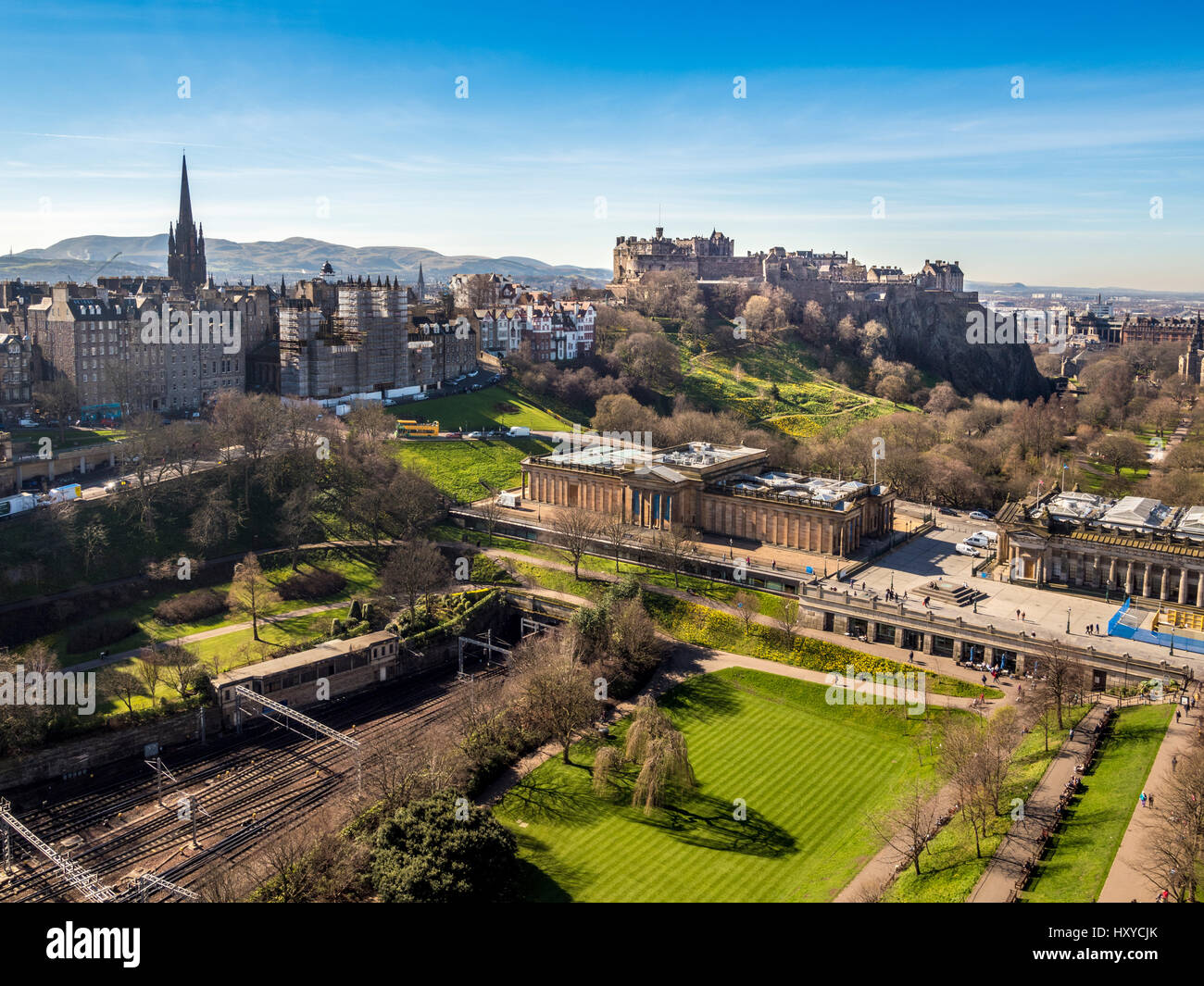 Luftaufnahme der Scottish National Gallery und der East Princes Street Gardens und des Edinburgh Castle in der Ferne, Schottland, Großbritannien. Stockfoto
