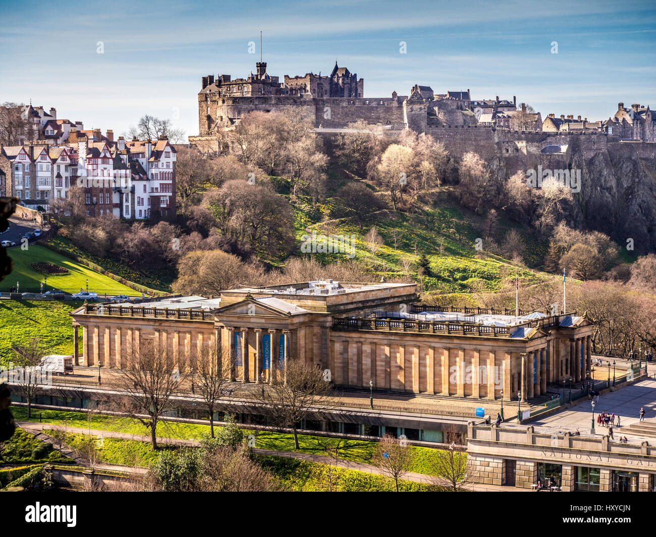 Luftaufnahme der Scottish National Gallery, mit East Princes Street Gardens im Vordergrund und Edinburgh Castle in der Ferne, Schottland, Stockfoto