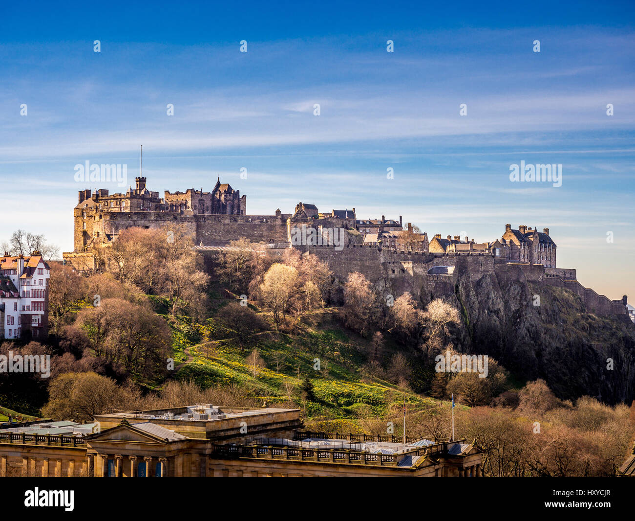 Edinburgh Castle mit Princes Street Gardens und der Scottish National Gallery im Vordergrund. Edinburgh, Schottland, Großbritannien. Stockfoto