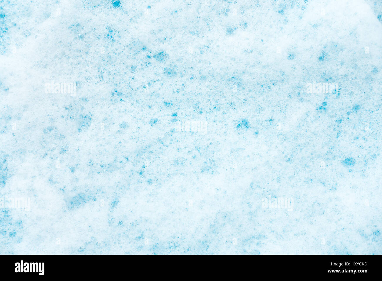 Weißer Reinigungsmittel Schaum auf blauem Hintergrund. Stockfoto