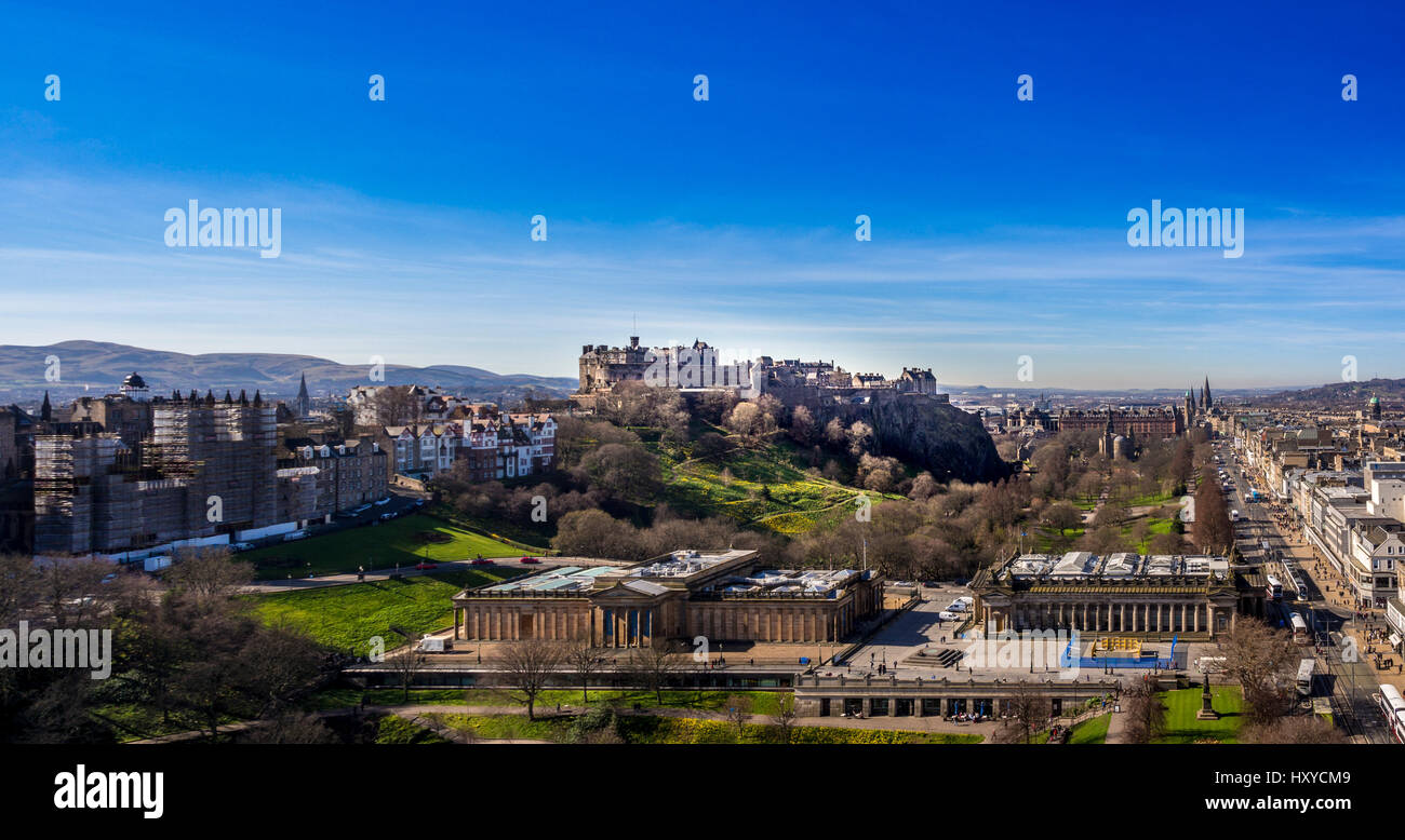 Erhöhte Ansicht der Scottish National Gallery und der Royal Scottish Academy mit Princes Street auf der rechten Seite und Edinburgh Castle in der Ferne. Stockfoto