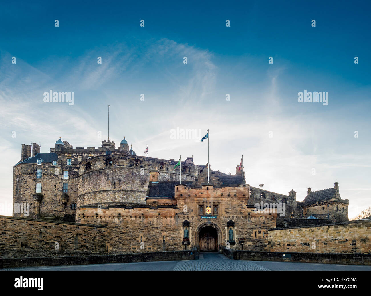Eingang zum Edinburgh Castle und Half Moon Zinnen, Edinburgh, Schottland, Großbritannien. Stockfoto