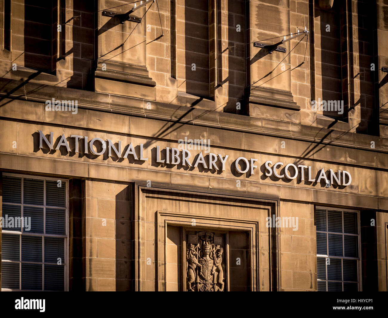 Nahaufnahme der Außenfassade der National Library of Scotland, an der George IV Bridge, Edinburgh, Schottland. façade Stockfoto
