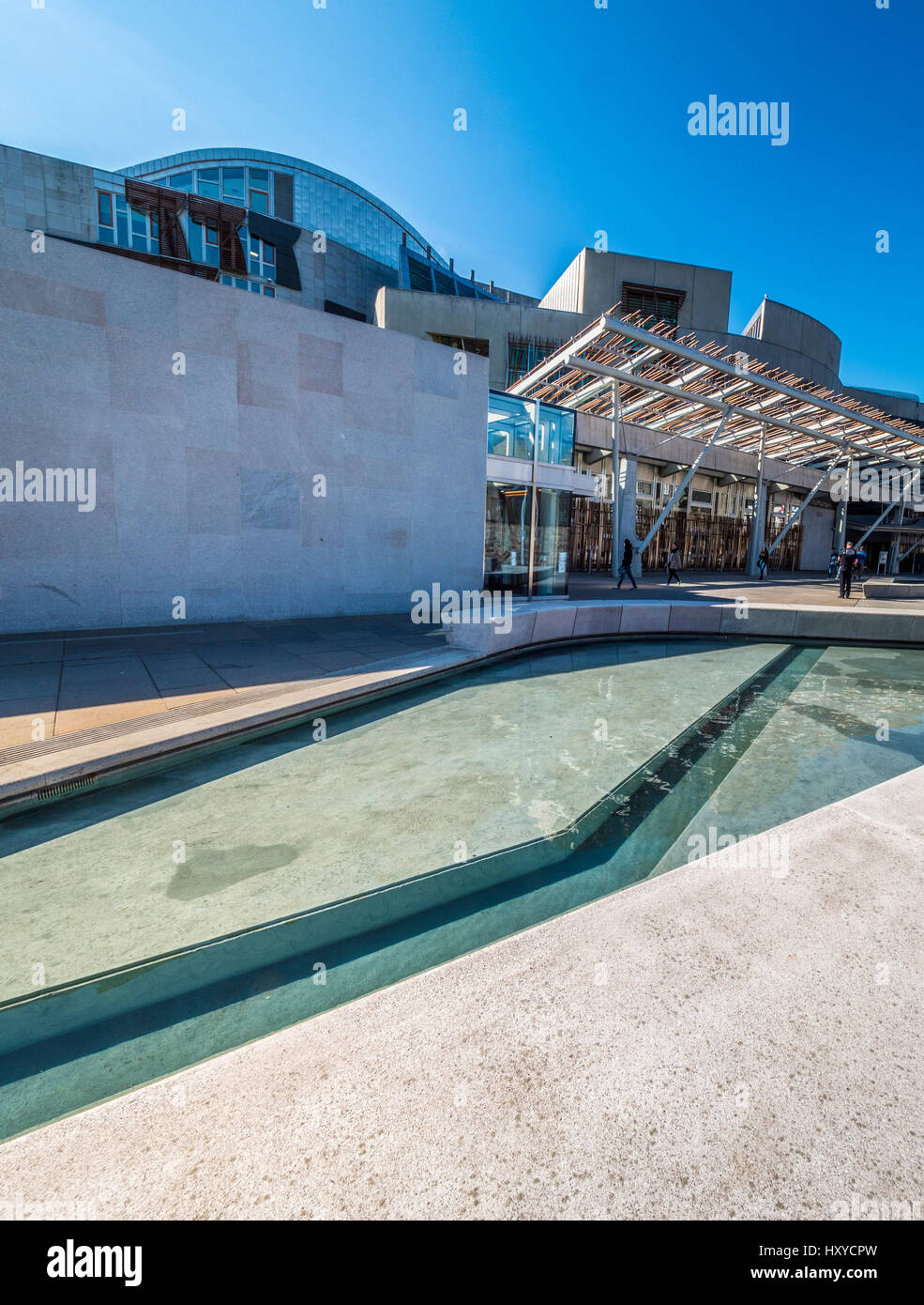 Wasserspiel vor dem schottischen Parlamentsgebäude, Holyrood, Edinburgh, Schottland. Stockfoto