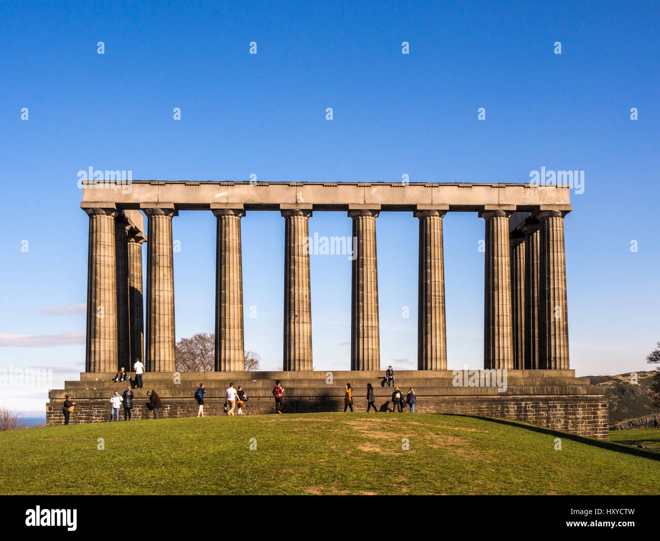 National Monument of Scotland auf Calton Hill, Edinburgh, an einem sonnigen Tag. Schottland. Stockfoto