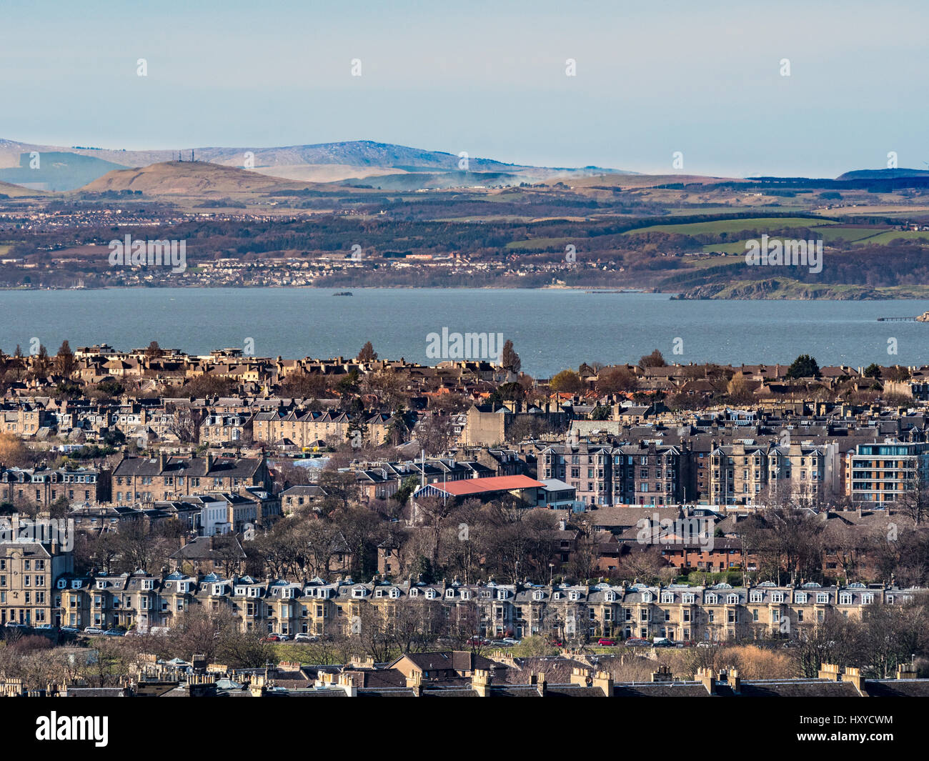 Wohnhäuser in Vororten von Edinburgh mit dem Firth of Forth in der Ferne. Schottland. Stockfoto