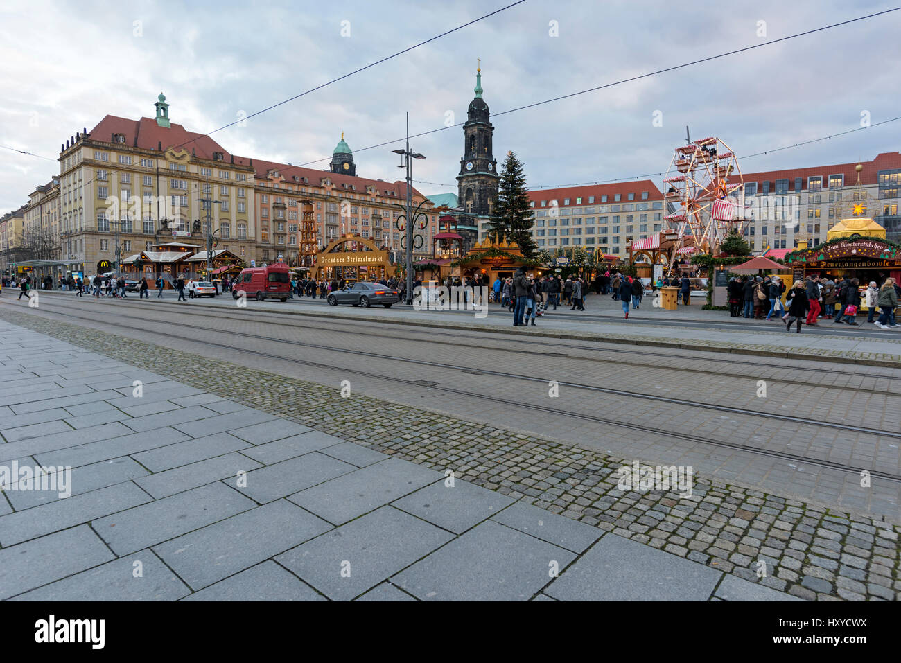 Dresden, Deutschland - 27. November 2015: Menschen genießen Weihnachtsmarkt in Dresden. Es ist Deutschlands älteste Weihnachtsmarkt - Striezelmarkt. Stockfoto