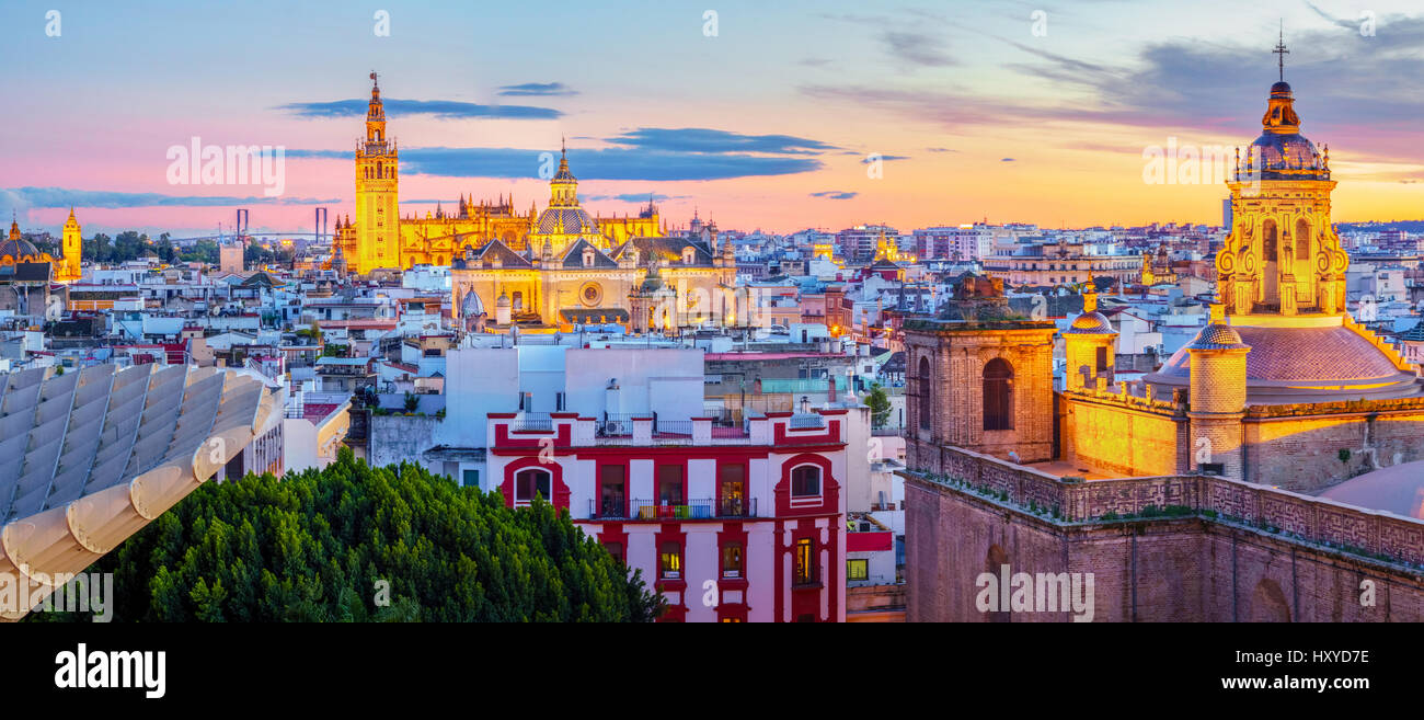 Von der Spitze des Raumes Metropol Parasol (Setas de Sevilla) haben den besten Blick auf die Stadt von Sevilla, Spanien. Es bietet einen einzigartigen Blickwinkel über th Stockfoto
