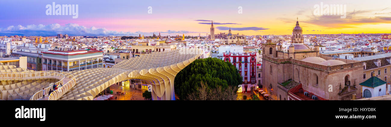 Von der Spitze des Raumes Metropol Parasol (Setas de Sevilla) haben den besten Blick auf die Stadt von Sevilla, Spanien. Es bietet einen einzigartigen Blickwinkel über th Stockfoto