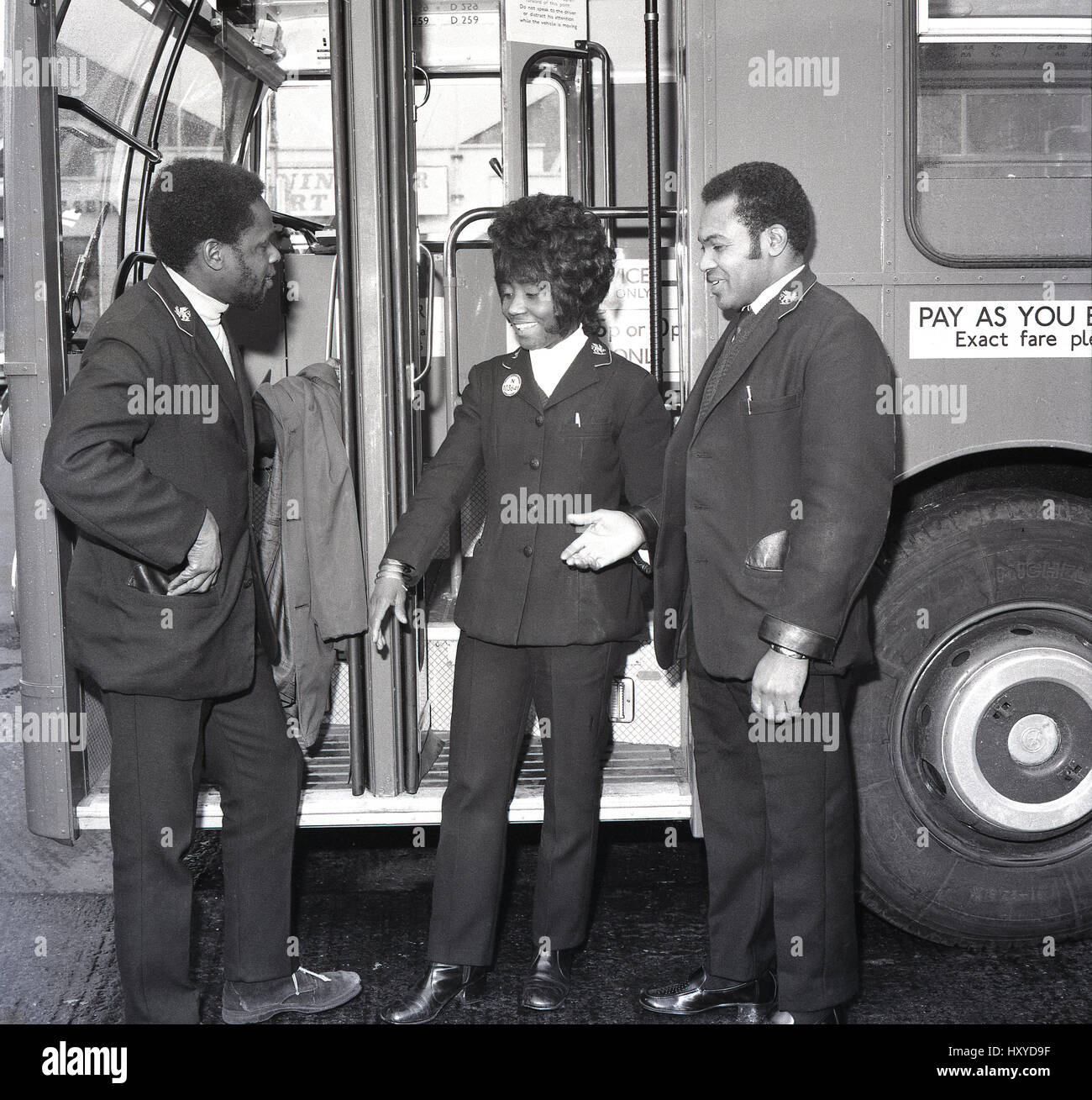 1970er-Jahren, historische, drei Bus-Crew von Karibischer Herkunft chat zusammen außerhalb eines Busses, New Cross Bus Depot, Lewisham, Süd-London, England. VEREINIGTES KÖNIGREICH. Stockfoto