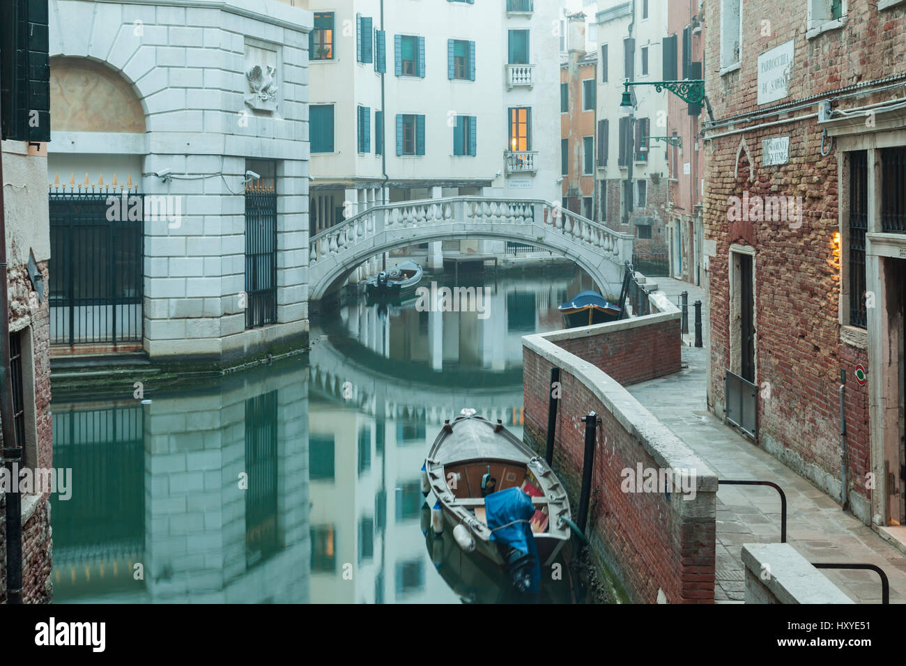 Nebeliger Morgen auf einen Kanal im Sestiere San Marco, Venedig, Italien. Stockfoto