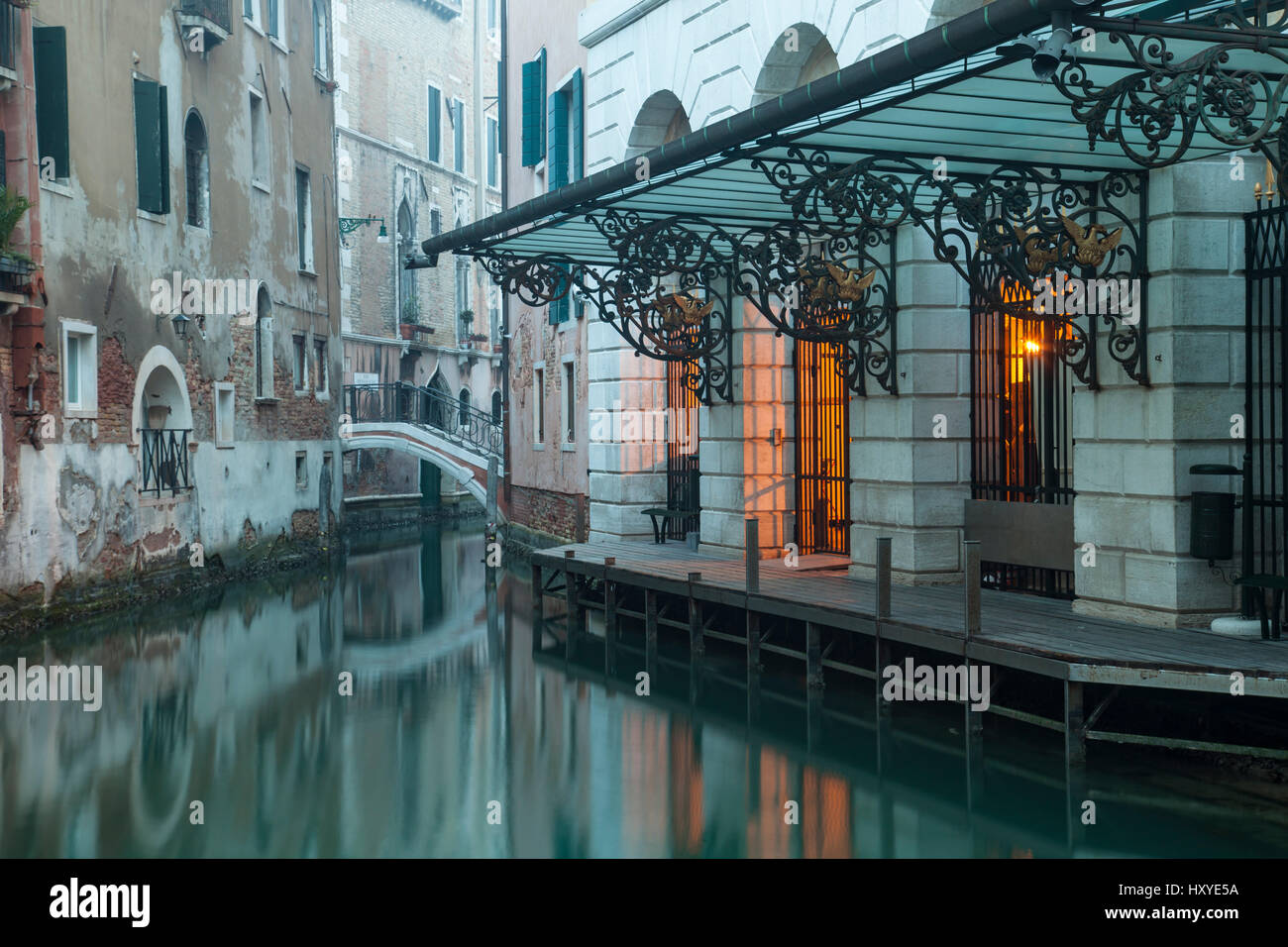 Nebeliger Morgen auf einen Kanal im Sestiere San Marco, Venedig, Italien. Stockfoto