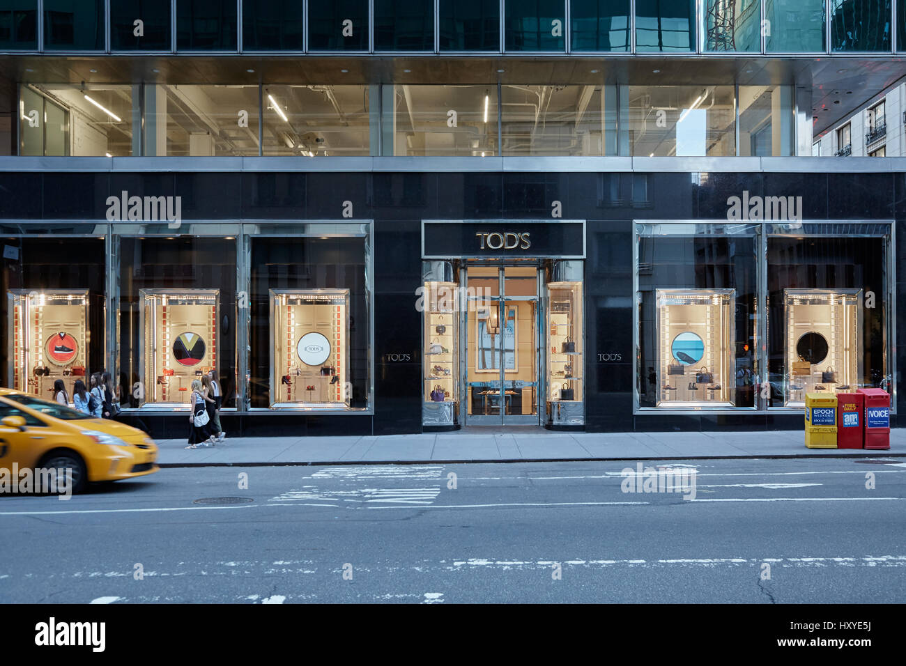 NEW YORK - 12 SEPTEMBER: Tod's-Store in der Madison Avenue am 12. September 2016 in New York. Tod's-Gruppe ist ein italienisches Unternehmen Luxus Schuhe und Zitronenholzes Stockfoto